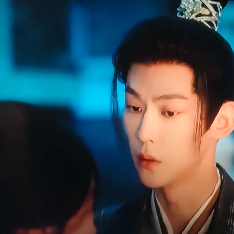 成何体统男二好高啊大部分镜头是图二这样的，偶尔给到图一的镜头，突然发现男二好高啊