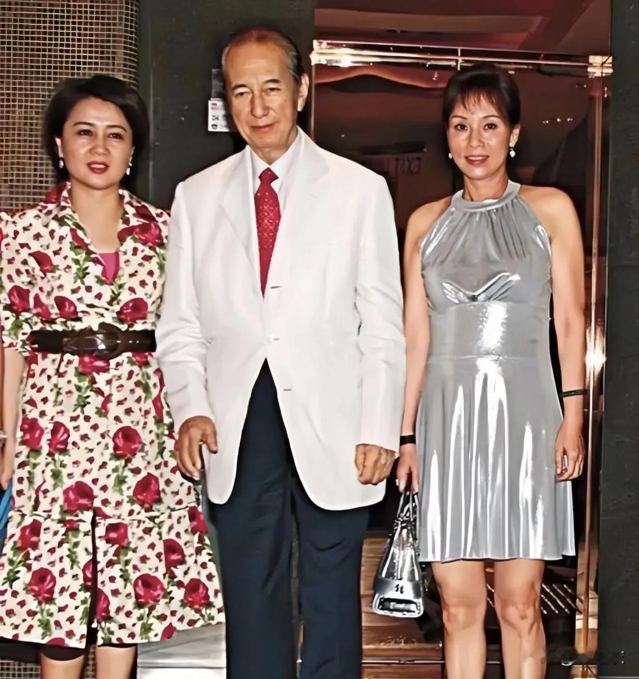 都说何鸿燊多么的宠爱陈婉珍，其实得了吧，因为当时四太进门的时候，三太都快抑郁症了