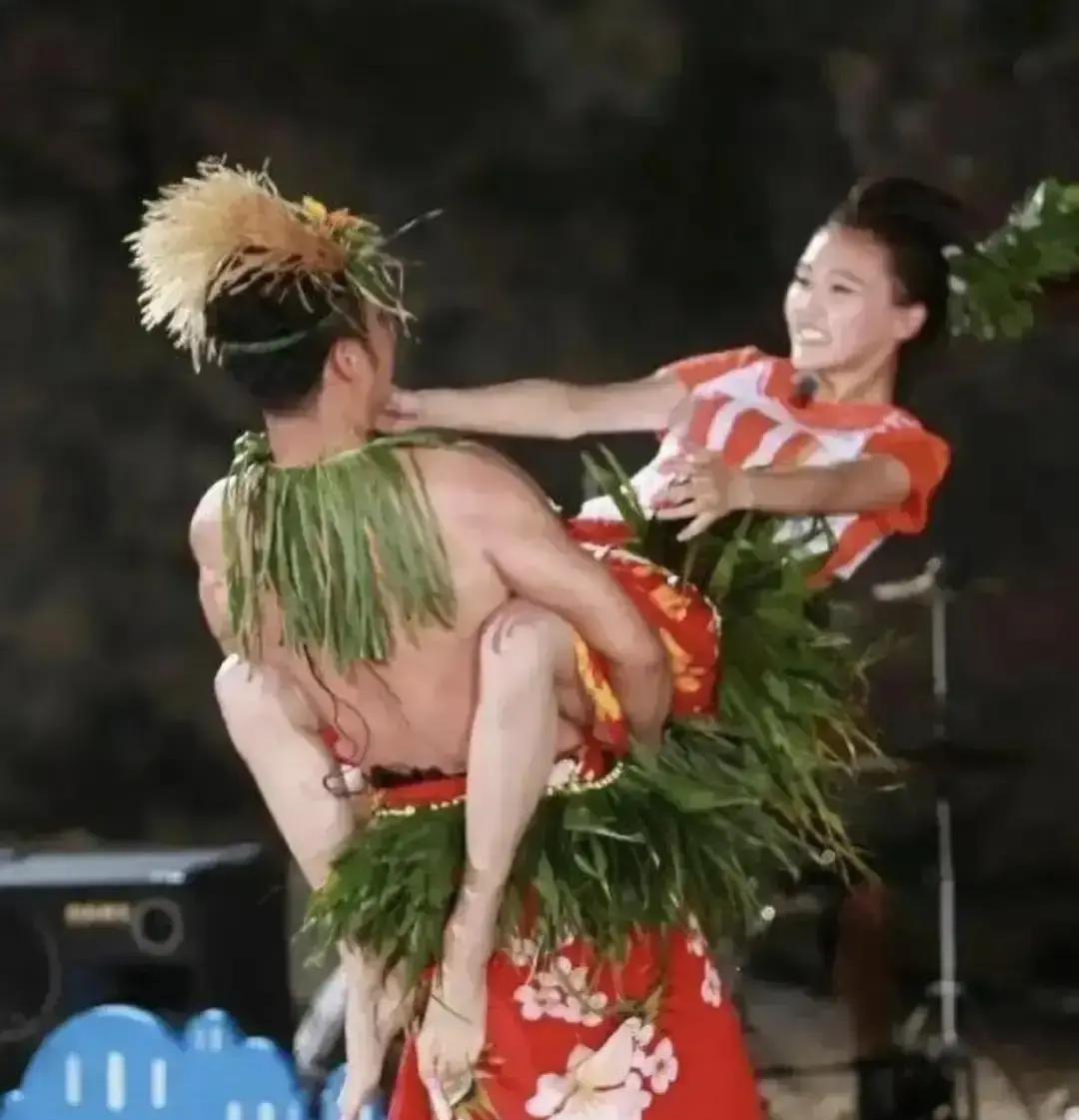 十年前看跑男，郑恺的纹身清晰可见。现在看选秀，选手的纹身被贴得密不透风。一边