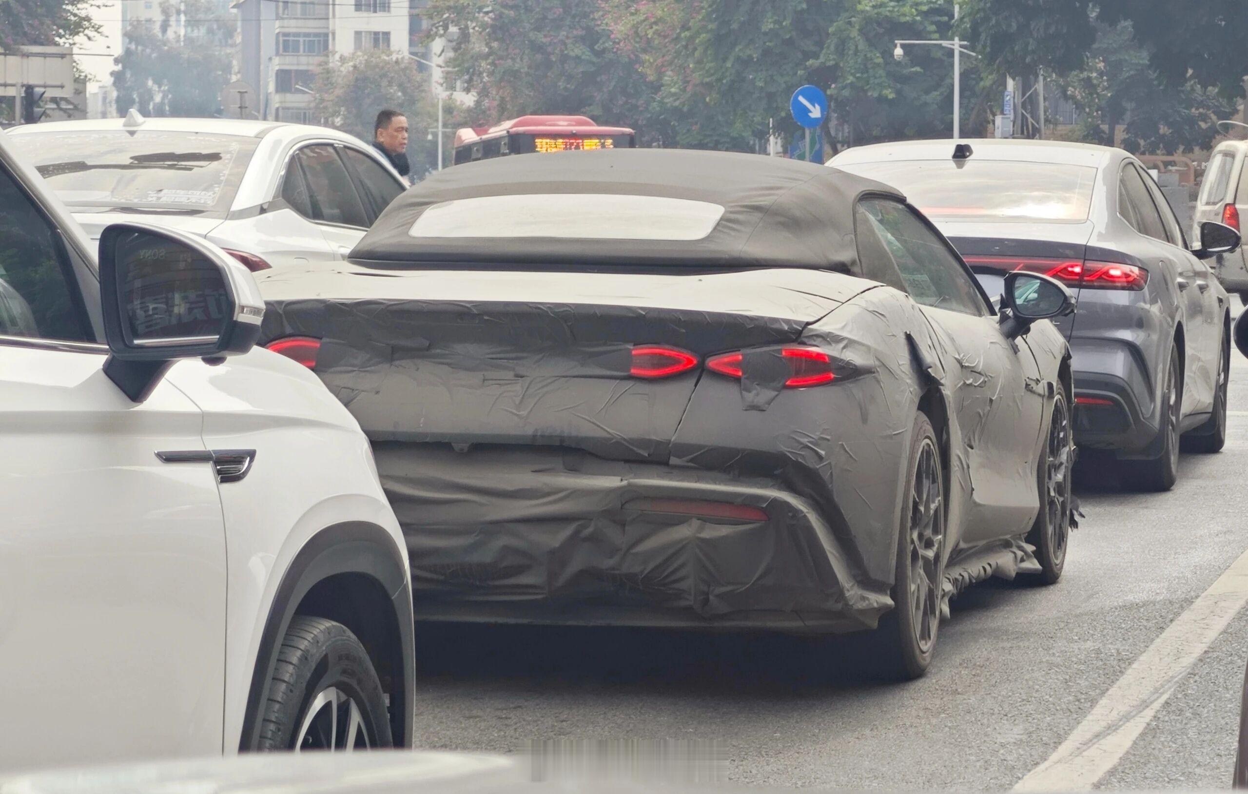 这不会是方程豹的双门轿跑吧，尾灯好像宾利欧陆gt