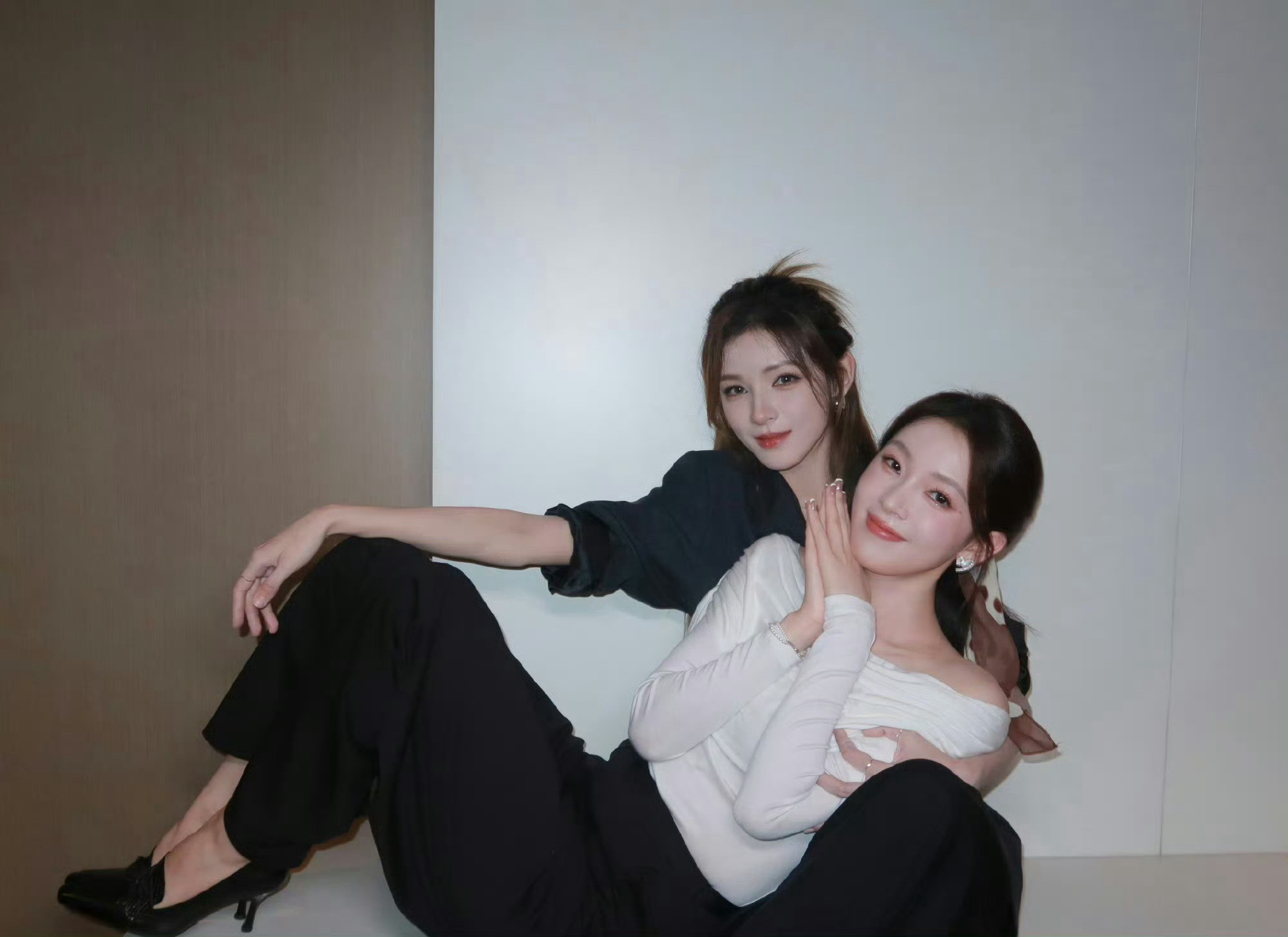 张予曦单手抱陈瑶张予曦单手抱陈瑶苏感拉满，双美同框氛围感绝了！