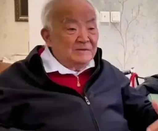 北京大学教授钱理群，退休后住进了养老院。让他没有想到的是，他住进去之后才突然顿悟