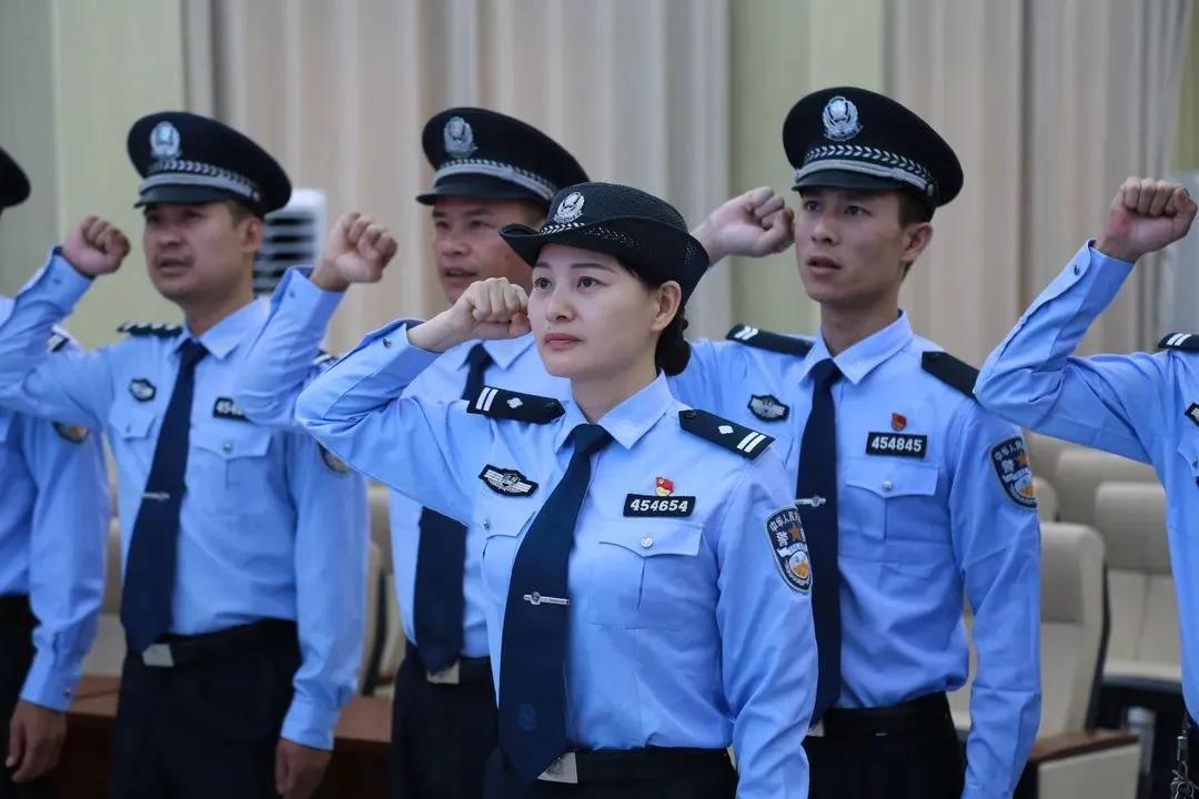 最近2025式警服正式投入使用了，这可是新时代以来警察队伍头一回整体换服装。这次