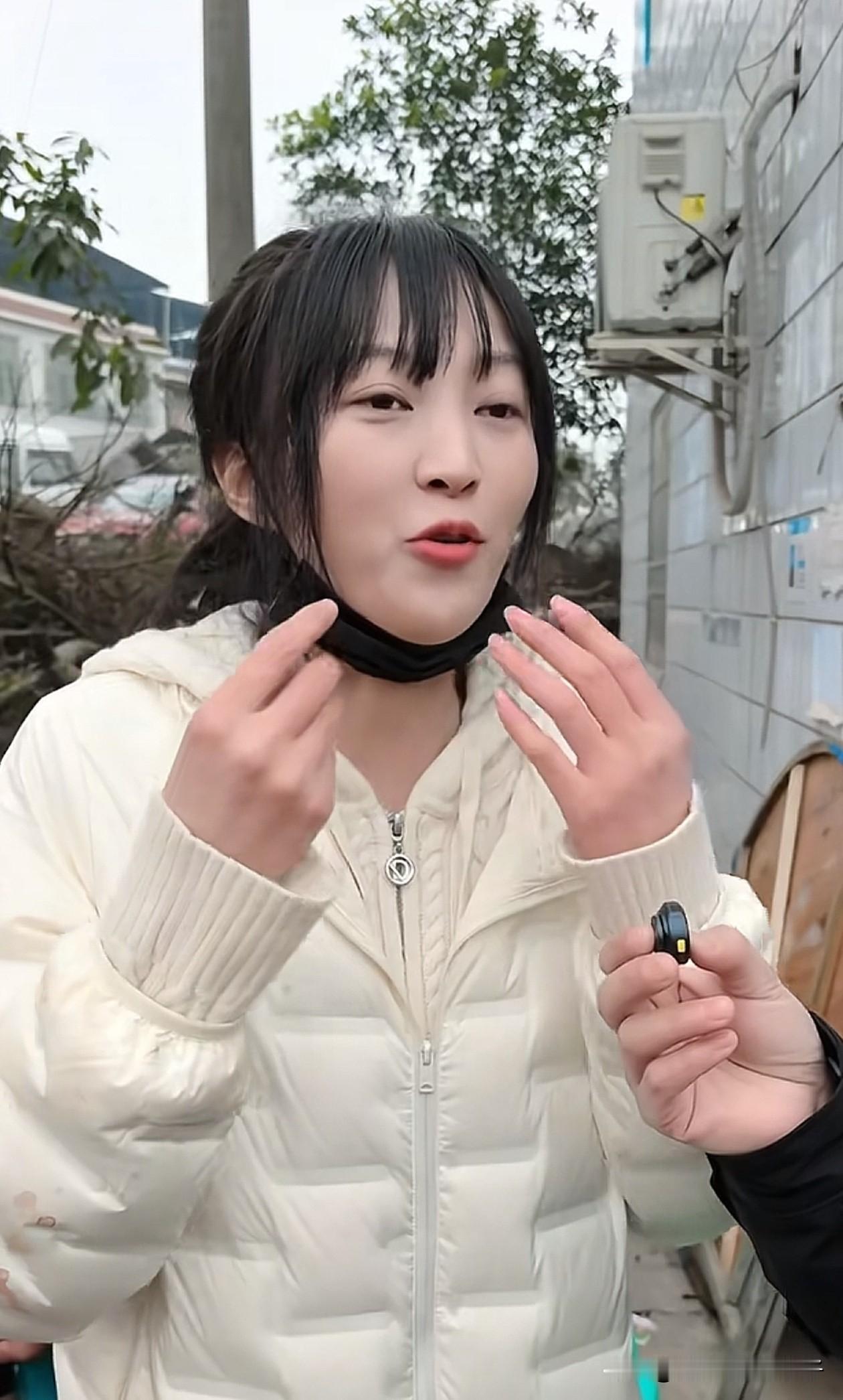 呆呆更新视频了，她已经正常上班了，主页没有开通橱窗，也没有签约mcn机构，看来暂