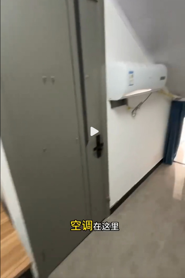 仇人租到这种房我也释怀了这不是博流量吗这么大门在这开头还非要钻进去