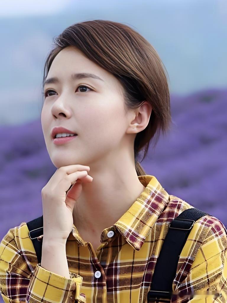 岁月从不败美人，颜丹晨兼具清雅气韵与扎实演技，荧幕上可端庄可灵动，眉眼间的温婉质