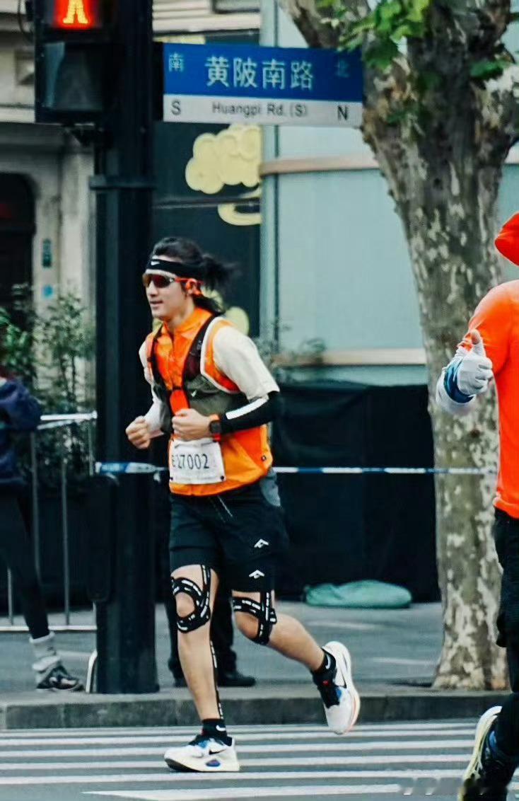 上海马拉松偶遇此沙上海马拉松偶遇此沙！橘色装备+半扎发超醒目，全程42公里轻松冲