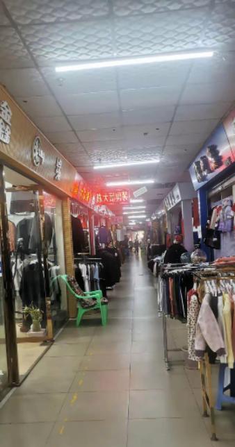 为什么唯独在我们中国，电商彻底干趴了实体店？这么说吧，同样的东西，网上卖300，
