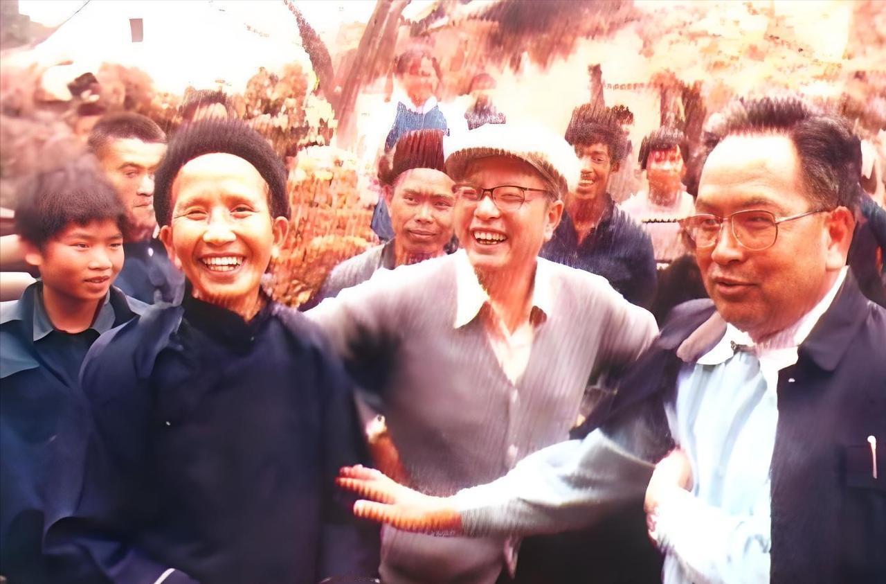 1953年，贵州。上万双眼睛盯着一个女人，就等她挨那一枪。她叫程莲珍，绰号"陈大