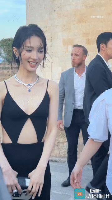 金晨的湿发造型好惊艳，气质优雅高贵，一个人就拔高了内娱女星的高级感！