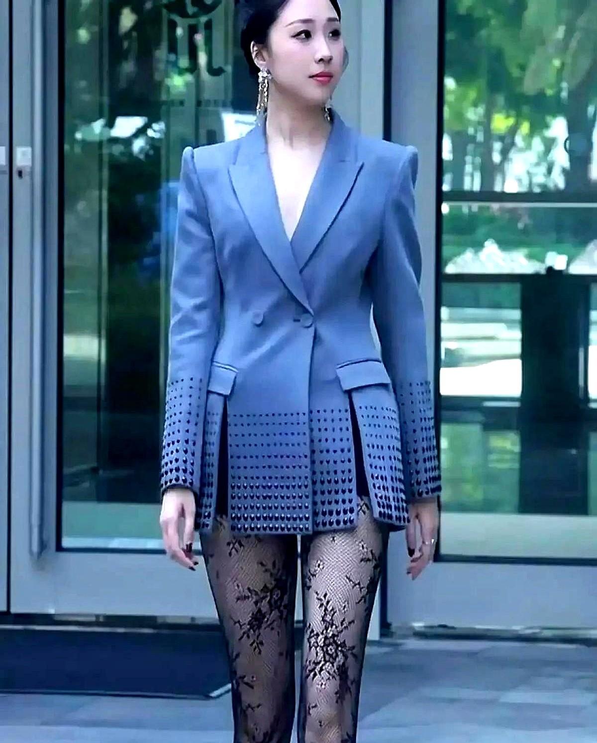 一条丝袜，怎么就让全网吵翻天了？李沅桐火了，靠着一组“花纹丝袜街拍”，半天就