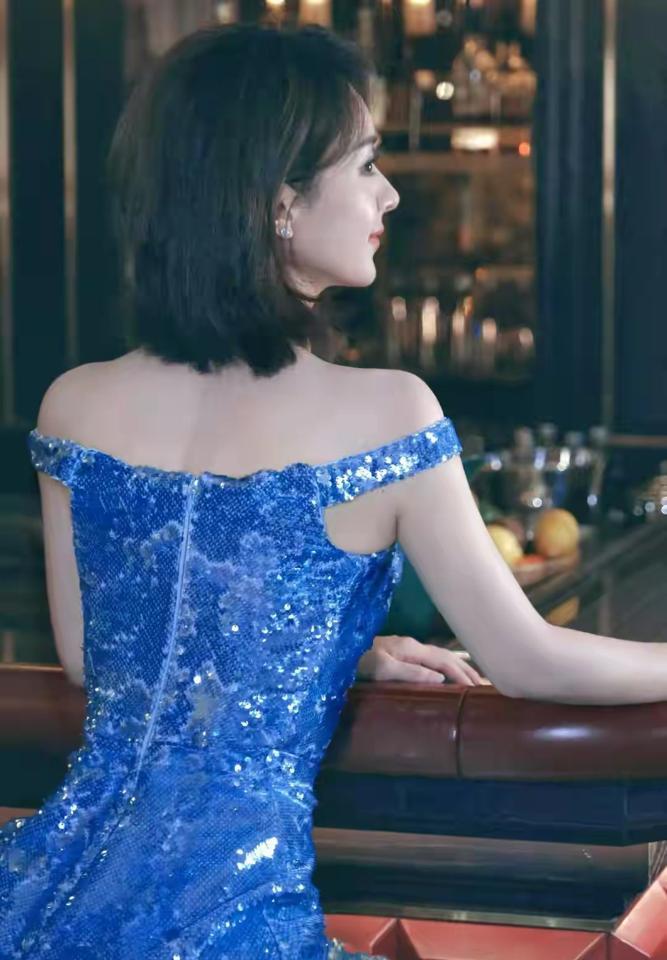 36岁这腰围，你妈看了都得问你P图开几档。上次微博之夜，她那条冰蓝裙子绷得一丝