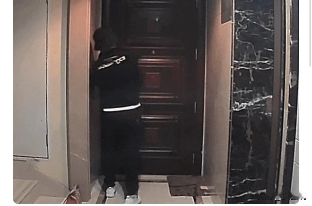 年关将近，小偷们又开始伺机而动了。12月25日凌晨杭州西湖区一小区，蒙面人挨家