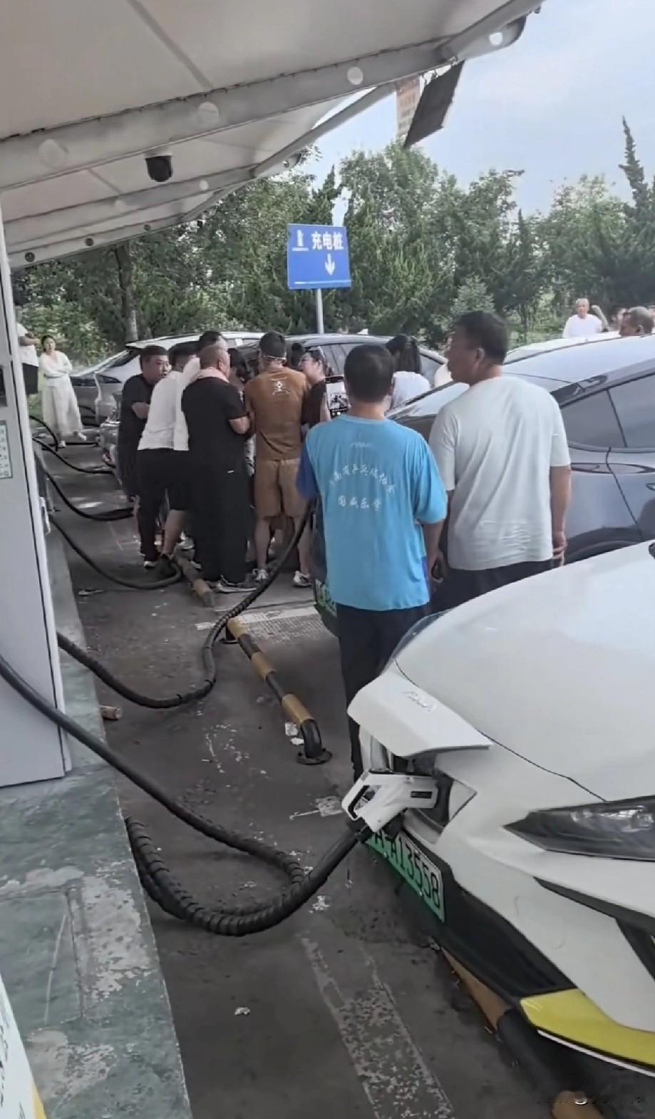 国庆节大堵车，揭露了电动汽车的硬伤。好多地方都发生了充电桩抢夺大战。油车加