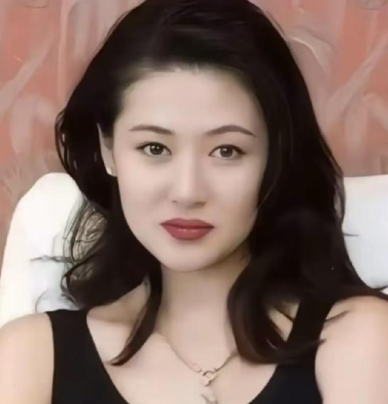 2002年，陈宝莲葬礼上，曾志伟和梁家辉当众喊出“孩子我们养”。整个香港都在