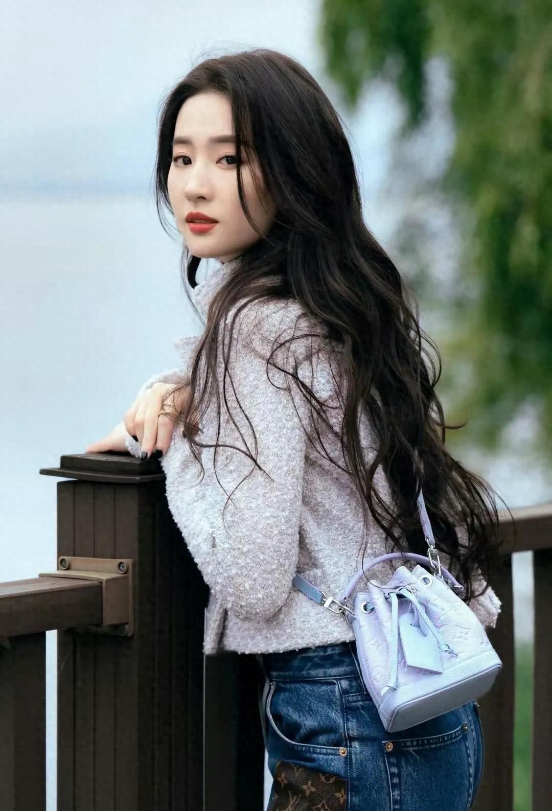 刘亦菲清纯牛仔裤美脚丫