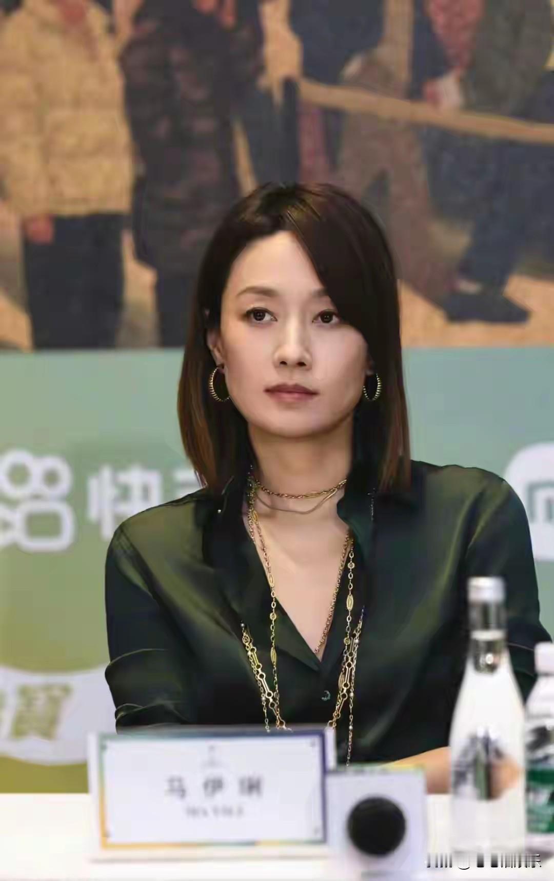 马伊莉长发惊艳了网友马伊莉短发酷飒，没想到长发留起真的完全不同的风格