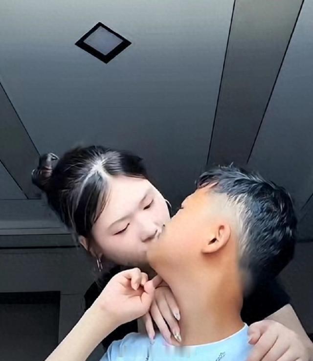 江西小马云再开播居然还能一个月挣两万？