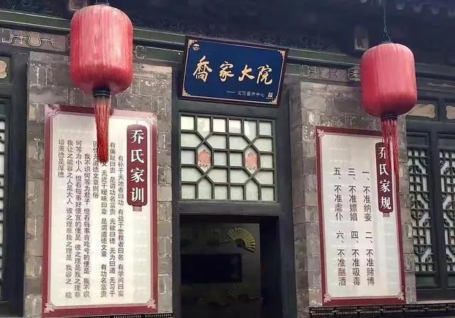 1938年，一群日军准备洗劫乔家大院，然而，门口挂着一个东西，竟然吓得他们主动撤