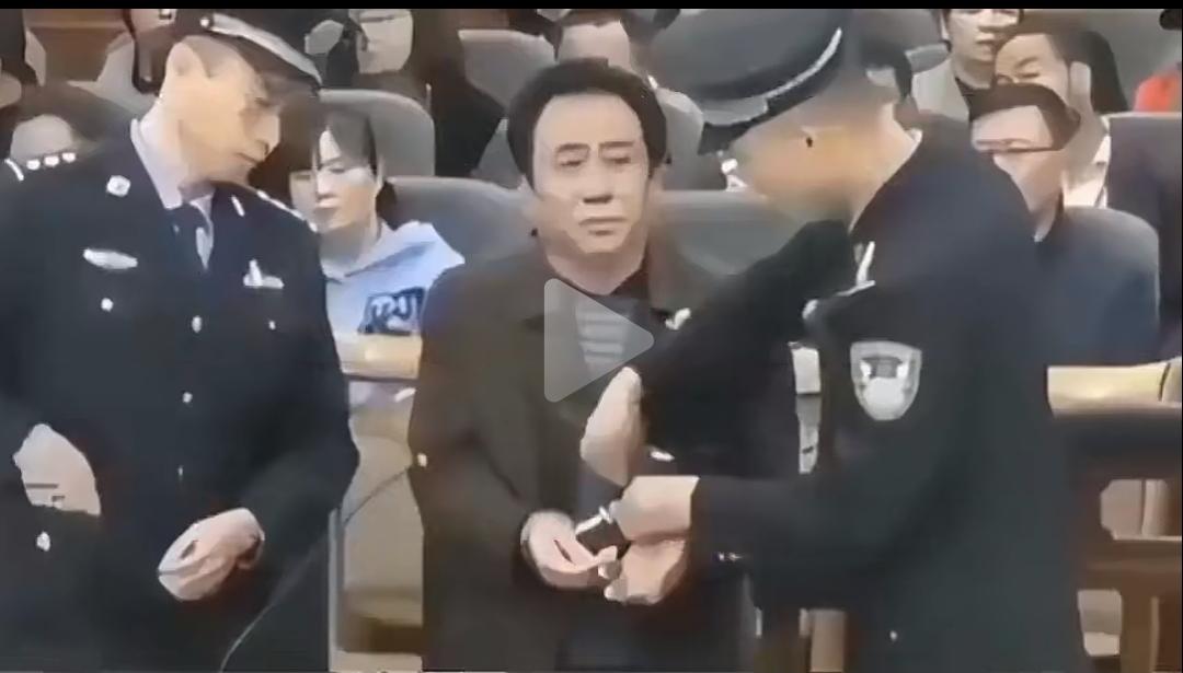 许家印状态看上去不错啊。不像很多人，一到开庭的时候就萎靡不振白发苍苍。这么快就