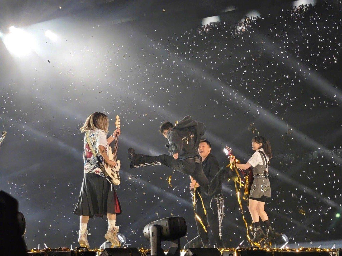 谢霆锋你让我怎么戒断去了谢霆锋演唱会，现在完全走不出来！他站在台上闪闪发光，唱