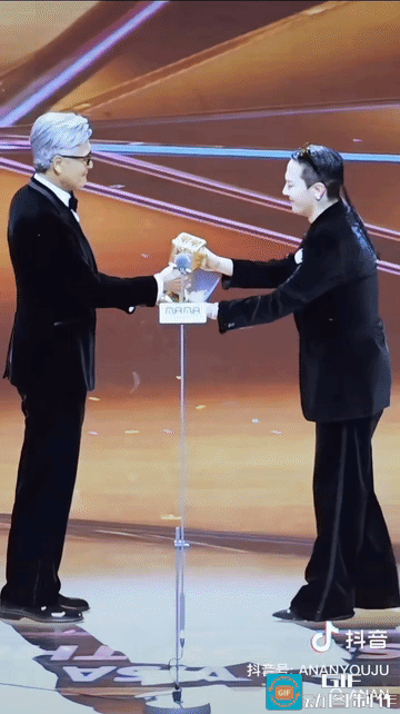 周润发给权志龙颁奖，权志龙身高是1米77，周润发站在对面明显要比他高出一截，大概