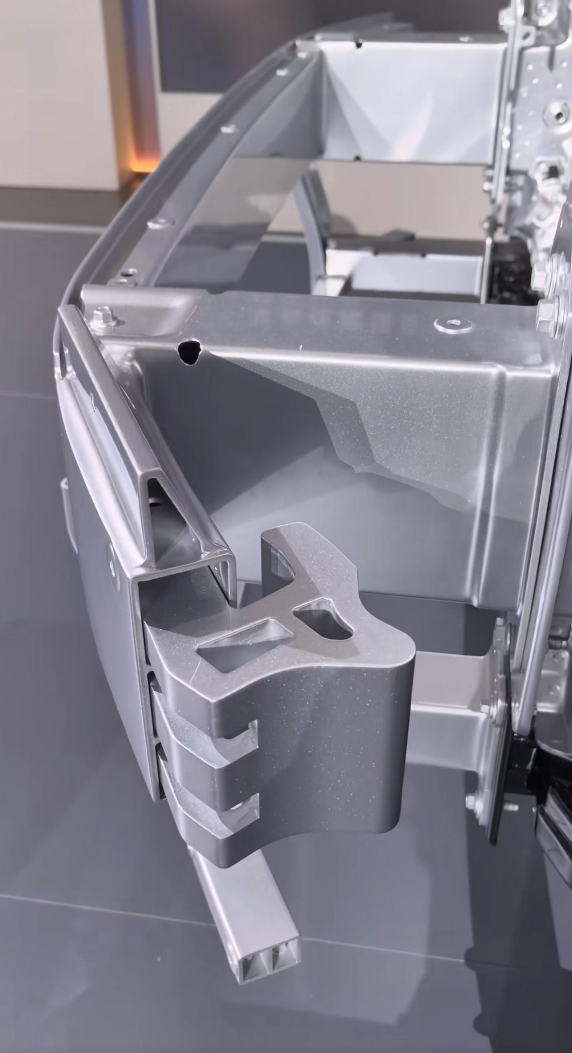 有点好奇，问界M7和M8上面，这个防撞梁的端头为什么会设计这个庞大的铝合金结构块