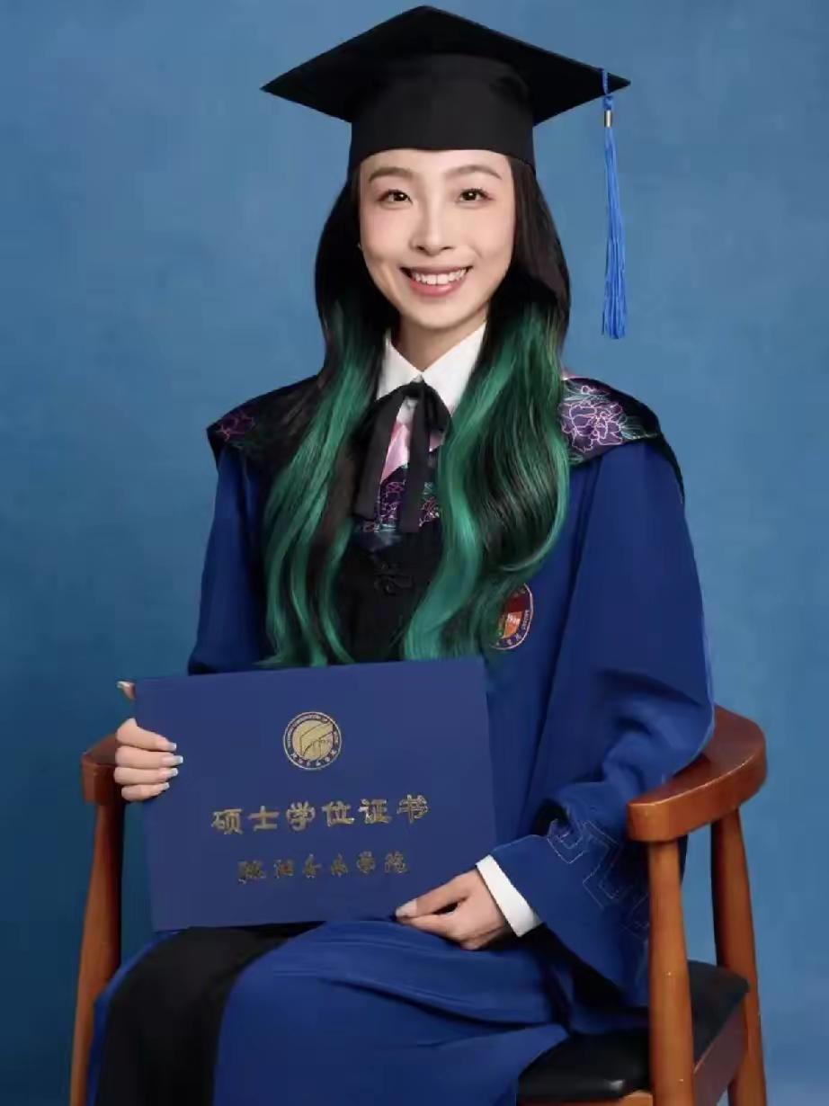 荒唐的女研究生某女，当年以优异的成绩考上了名牌大学，后又考上知名大学的研究生。