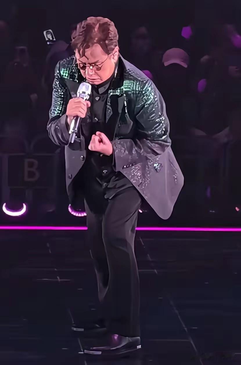 票价这道坎，刀郎算是个反例，他线上演唱会，门票只要几块钱，没舞台特效没伴