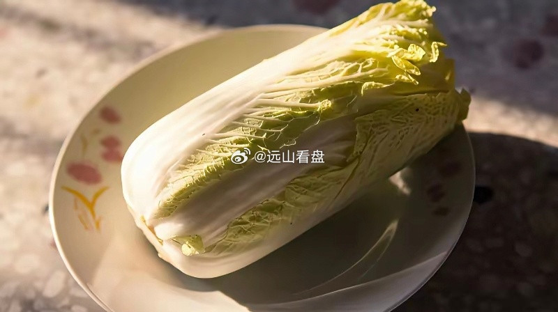 用甲醛给白菜保鲜，成本极低，一车10吨大白菜，只需要几块钱的甲醛。把白菜根蘸一下