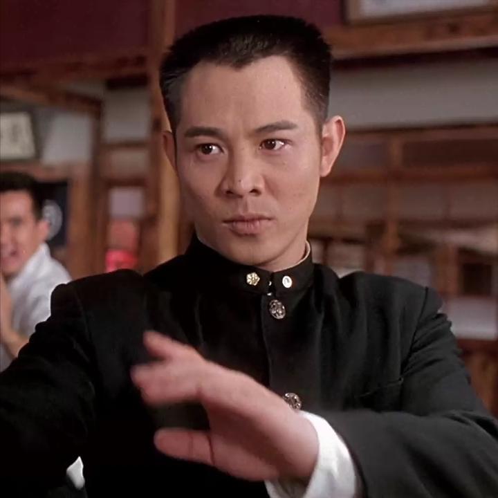 武打演员李连杰说，三十岁的时候，我有了一个亿的财富，很骄傲了，后来到了好莱坞才知