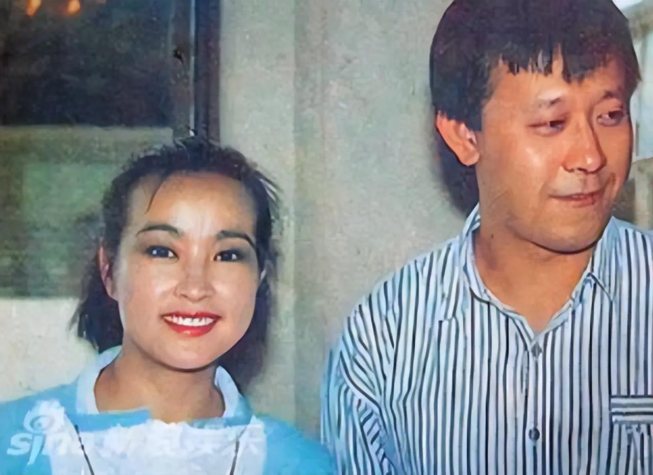 奔四的刘晓庆在姜文面前明显底气不足，年龄差距显现！这也是她与小鲜肉撒伙前的几张合