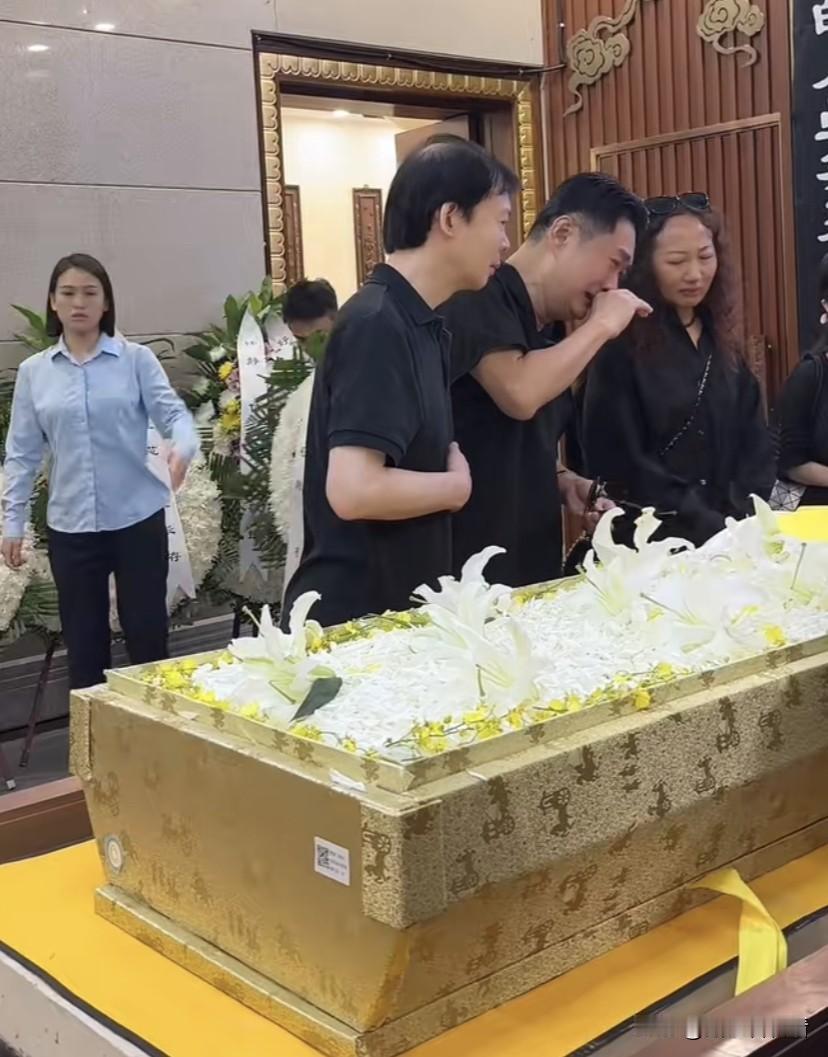 原来黄安和千百惠是好朋友，都是台湾省新竹乡人，也同为歌手，年龄相仿，当年黄安去店