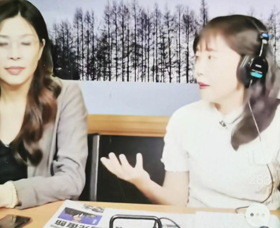 有人说郑丽文在国民党里是孤军奋战，错了！她可不是一个人。她身后站着三个人，像