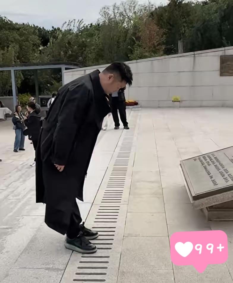 现在最让人感慨的演员应该就是巩峥他千不该万不该只把角色演完他拍完《沉默的荣