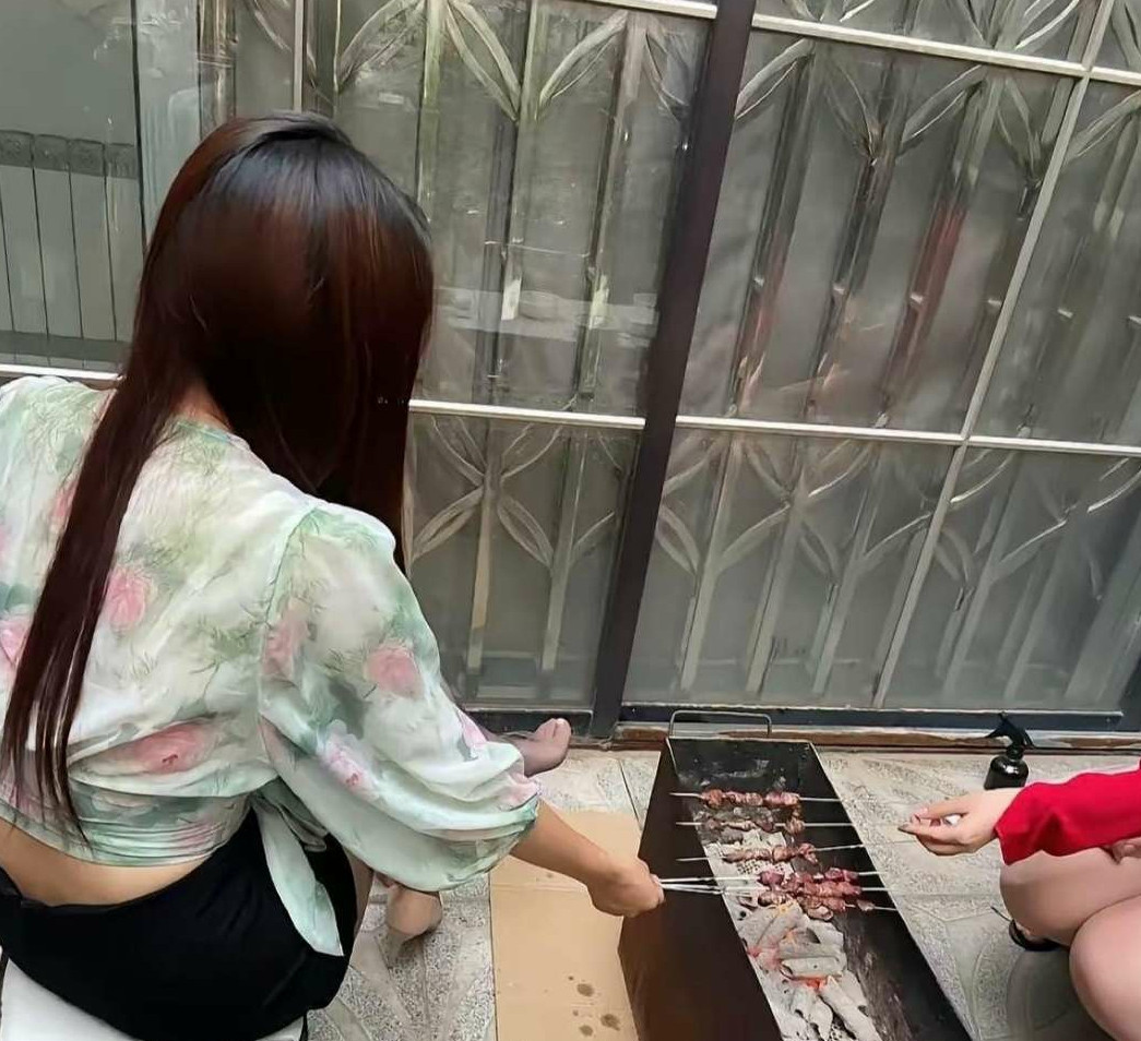 烤个烧烤脚翘这么高，谁要吃呀