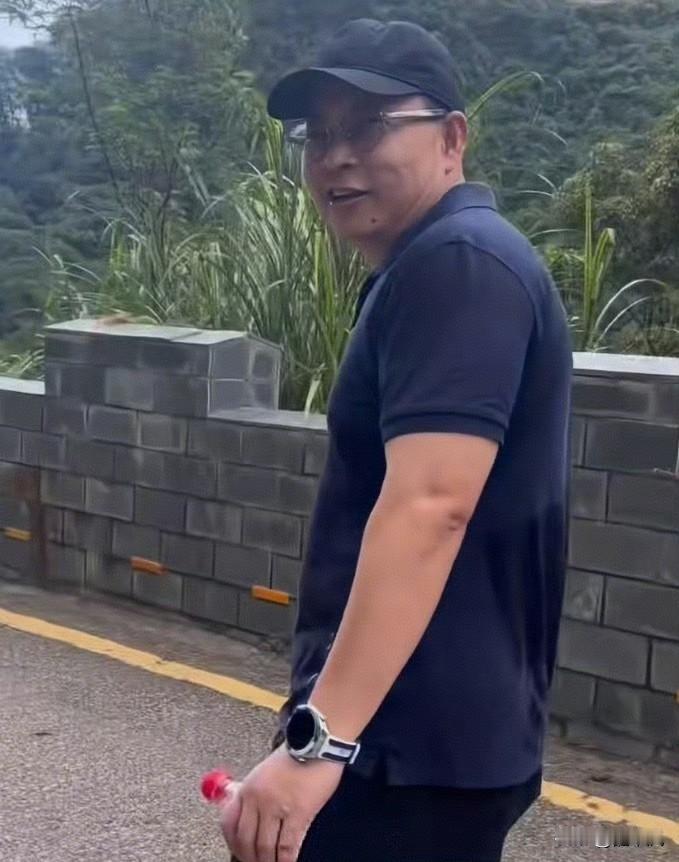 两个顶流大佬性格迥然不同，余总：周末总是偷摸去爬山，经常被网友偶遇偷拍！雷