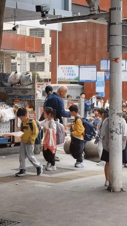 一看大爷就是懂得发传单的人…
