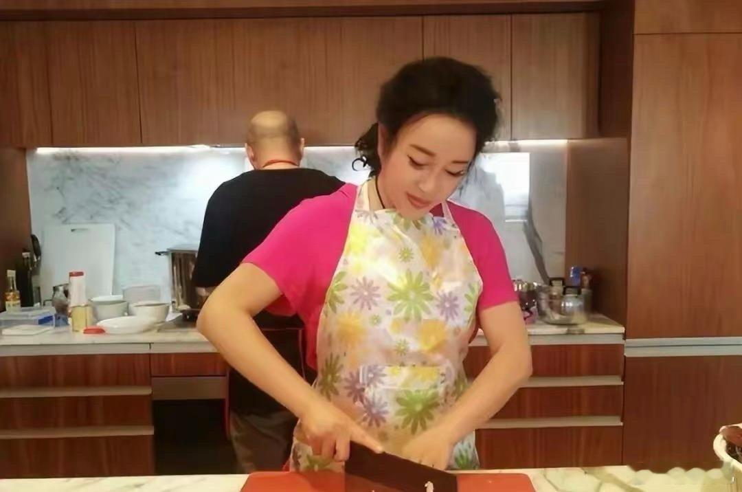 70多岁刘晓庆为老公下厨，穿得花枝招展，边做边吃，一点老态也没有，难怪都说刘晓庆