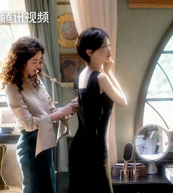 真的想不通，唐嫣为什么要戴那么丑的头套。