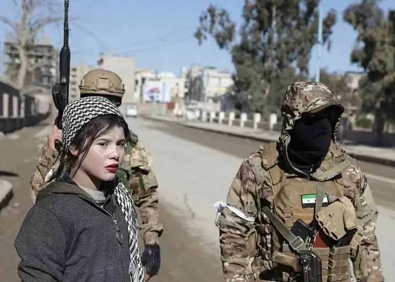 一名不到15岁的库尔德女性狙击手被朱拉尼手下的士兵给抓住，由于来不及撤离，使得这