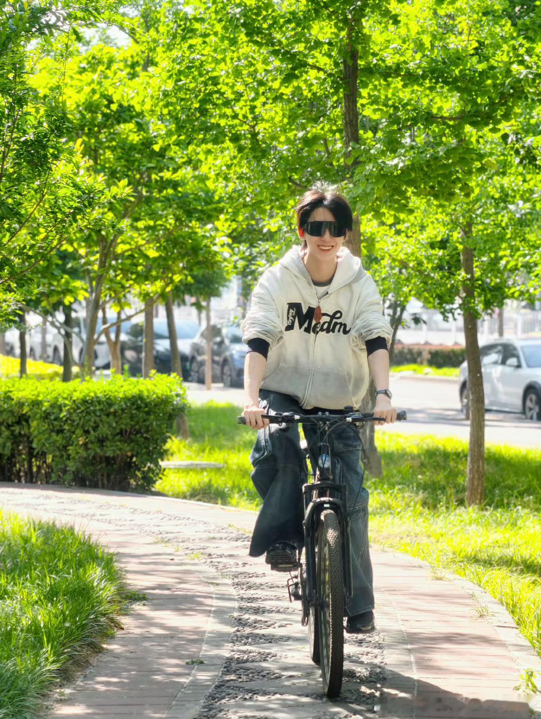 杨博文踏青骑行plog杨博文北京春日踏青骑行plog来啦～扑面而来的清新治愈少