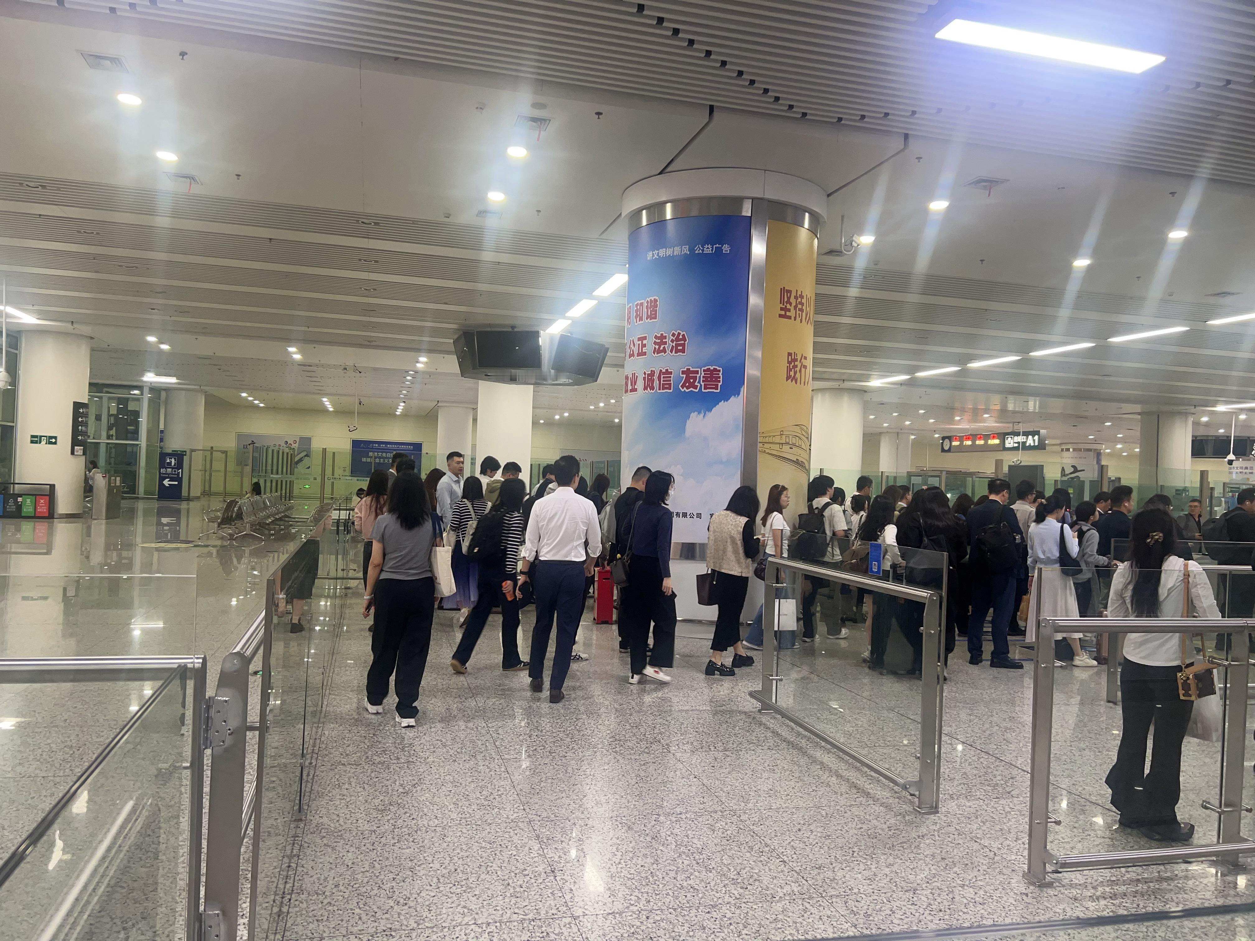 感谢浙江驻深圳办事处的接待！活力城市的核心竞争力，就是这清一色高认知年轻人早班赶