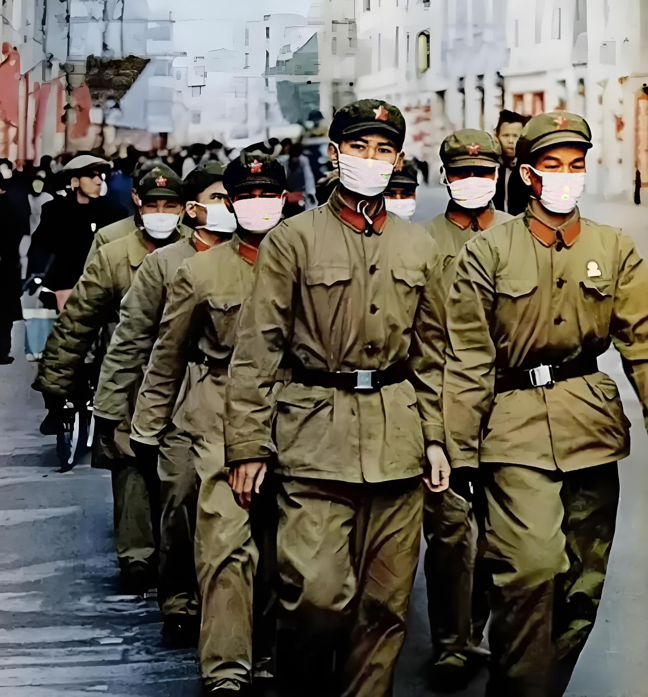 60年代，上海街头，正在执行巡逻任务的解放军士兵，镜头中的他们戴着口罩，十分的朴