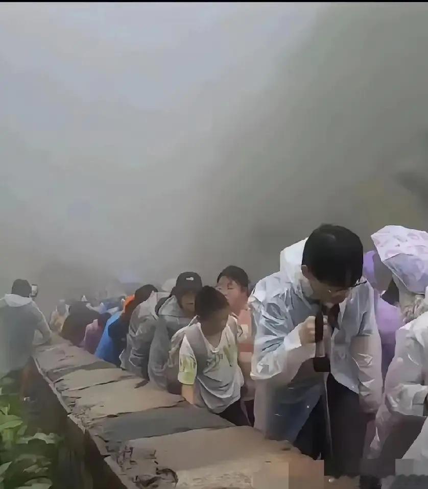 我问了在泰山做安保的朋友，为什么明知有雨还放人夜爬。他搓了搓脸：预报只是小雨，谁