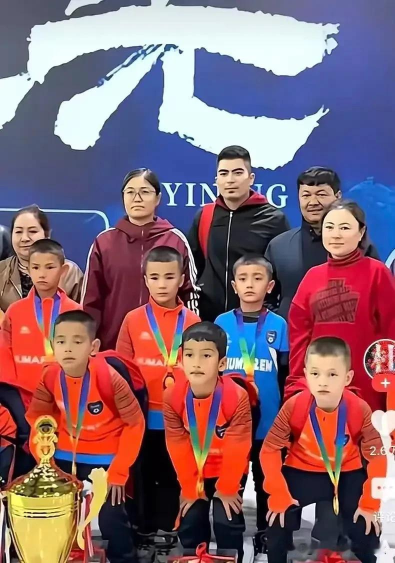 14名足球小将回国！他们的家长去接机，发现一个很有趣的事情，那就是他们家长的面孔