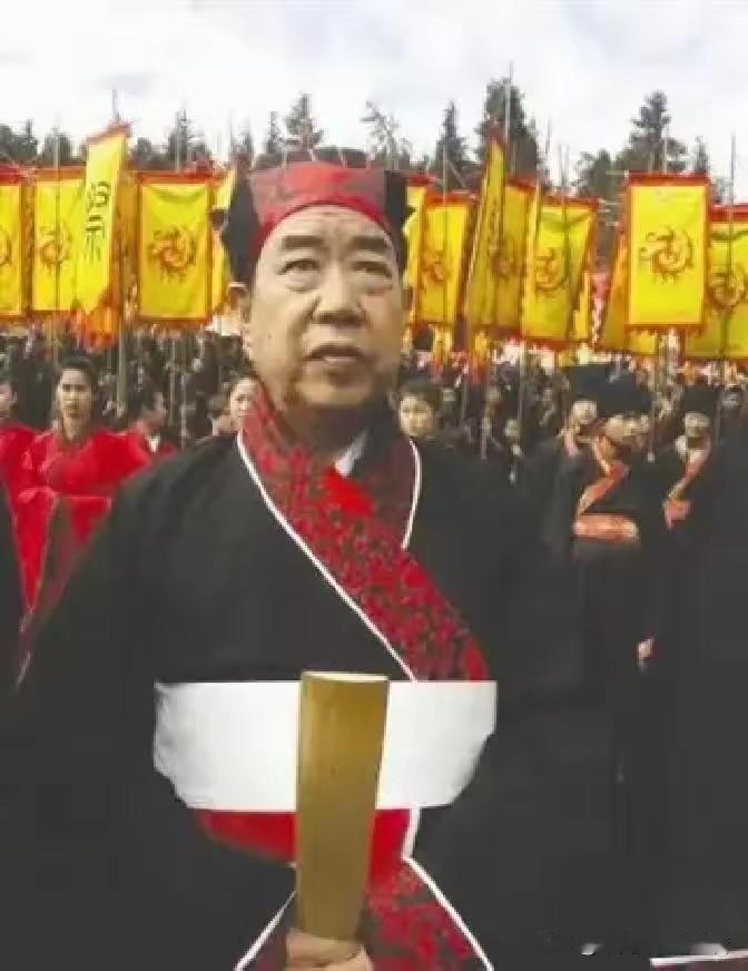 2015年8月30日，新疆天山天池正在办一场西王母文化庙会。近三百号人穿着汉