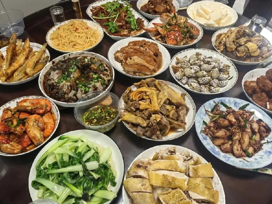 图一，广东菜系，图二，川菜。不辣和辣，你更喜欢吃哪桌？