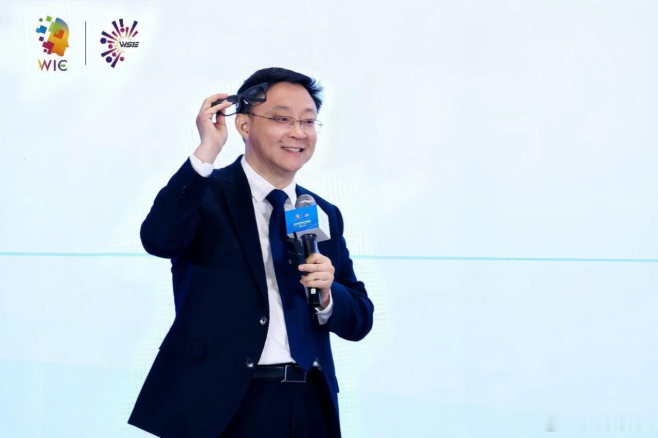 刘庆峰：AI大模型正在从对话系统向理解与执行任务演进，从电脑和手机进入日常生活，