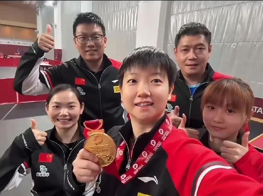 莎莎小分队上线了，夺冠后的莎莎和两个陪练一起庆祝！莎莎是个懂得感恩的姑娘，她知